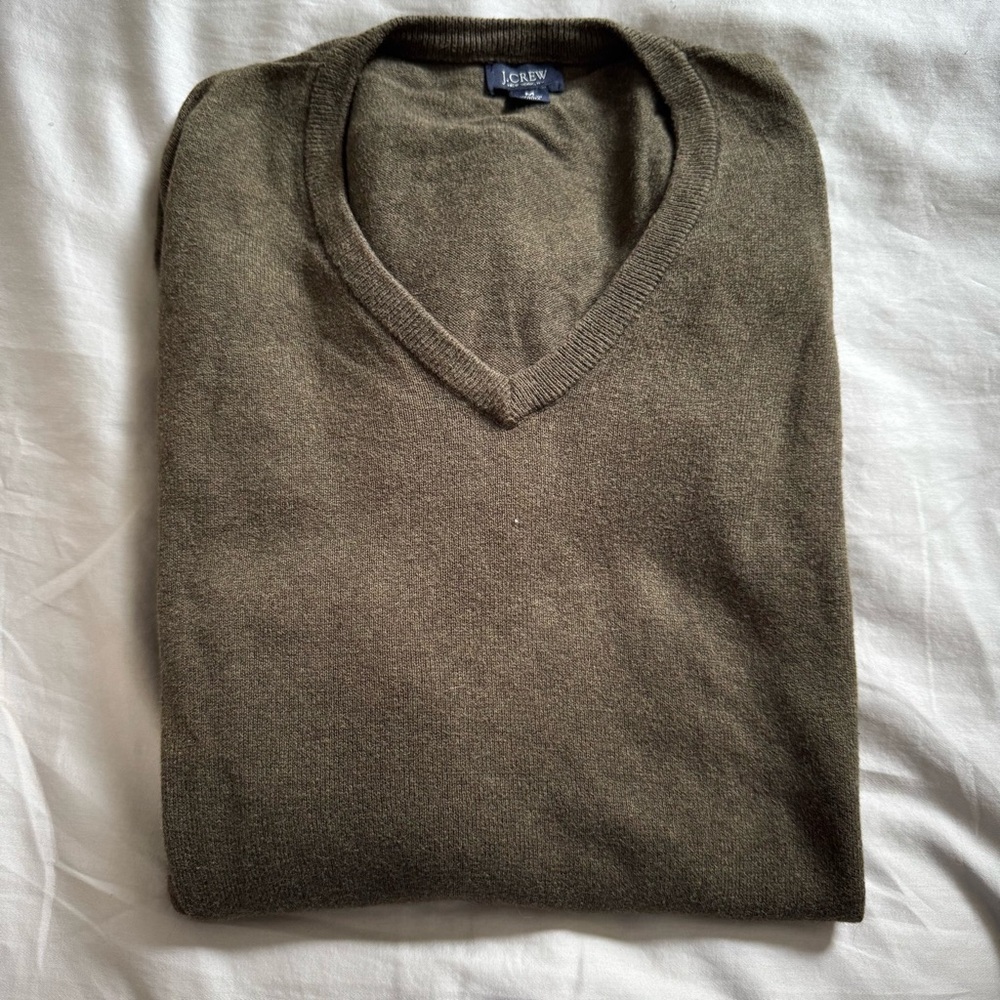 BARELY WORN Men’s J. Crew V-Neck Sweater, Size M